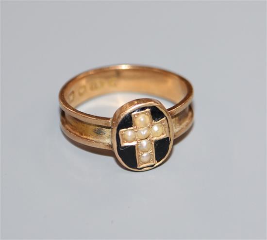 A late Victorian 18ct gold, seed pearl and black enamel mourning ring, size K.